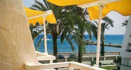 NEW Firstline Beach, Sea View, Aircon, fast WiFi, Pool, 2 Sunny Terraces Parking