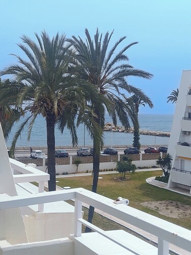 NEW Firstline Beach, Sea View, Aircon, fast WiFi, Pool, 2 Sunny Terraces Parking