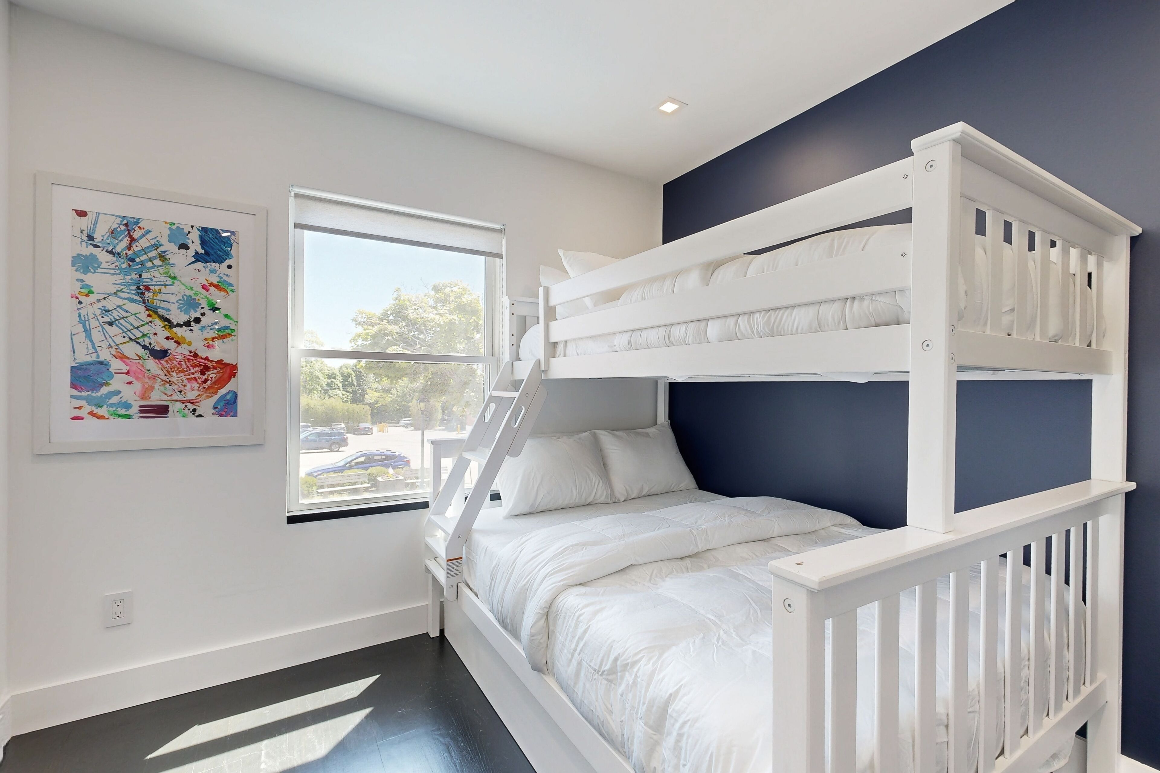 3 多间卧室、熨斗/熨衣板、上网接入、床单