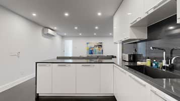 Refrigerador, microondas, horno y parrilla de estufa