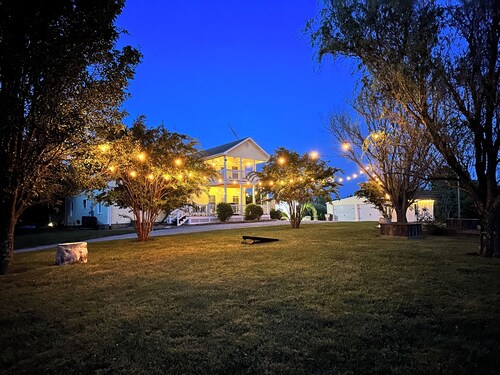 Large Bourbon Trail Vintage Farmhouse – Hot Tub, Gift shop, Golf Range & Animals