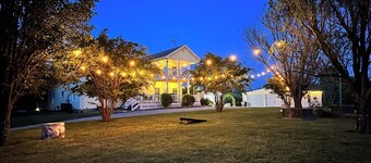 Large Bourbon Trail Vintage Farmhouse – Hot Tub, Gift shop, Golf Range & Animals