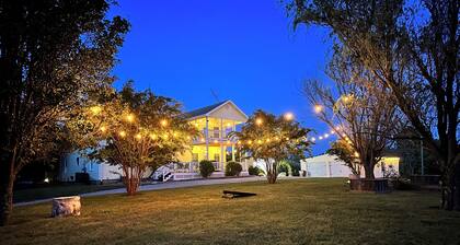 Large Bourbon Trail Vintage Farmhouse – Hot Tub, Gift shop, Golf Range & Animals