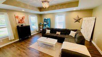 Smart-tv, ett bordtennisbord och böcker