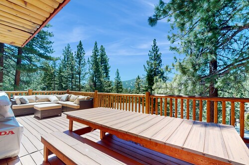 Stateline Chalet: 5BR, Panoramic Mountain Views, Dipping Pool & Dry Sauna