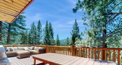 Stateline Chalet: 5BR, Panoramic Mountain Views, Dipping Pool & Dry Sauna