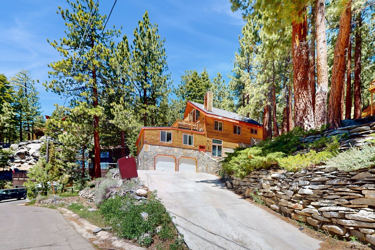 Stateline Chalet: 5BR, Panoramic Mountain Views, Dipping Pool & Dry Sauna