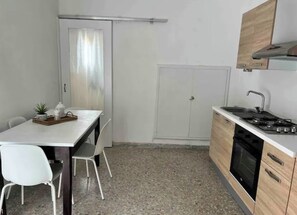Frigorífic, microones, forn i placa de cuina