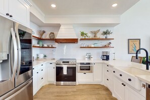 Kylskåp, mikrovågsugn, ugn och spishäll