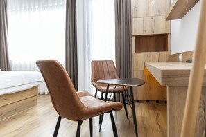 Dobbeltrom – comfort, balkong | Skrivebord, skrivebord for bærbar PC og wi-fi (inkludert)