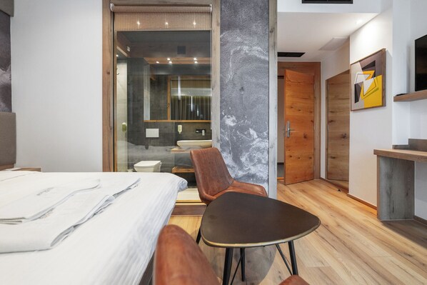 Desk, laptop workspace, free WiFi - Roadside Hotel (Lipjan)