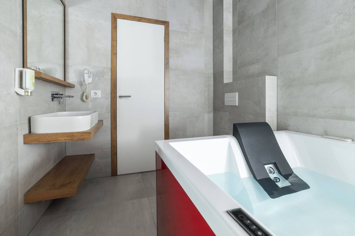 Luxury Double Room | Desk, laptop workspace, free WiFi
