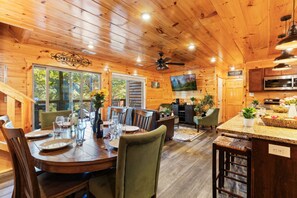 Cabana família, vista para a montanha | Sala de jantar