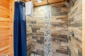 Cabana família, vista para a montanha | Banheiro | Secador de cabelo, toalhas de banho, papel higiênico 