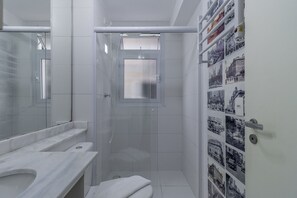 Shower, hair dryer, towels - AV0909 Studio Avanhandava (São Paulo)