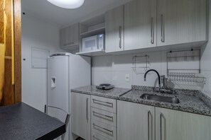 Refrigerador, microondas, horno y cafetera y tetera 