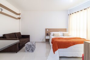 Een strijkplank/strijkijzer, gratis wifi, beddengoed