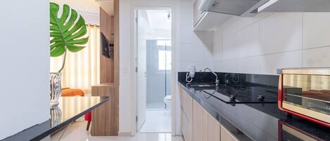 Réfrigérateur, four à micro-ondes, un four, cafetiÚre-théiÚre