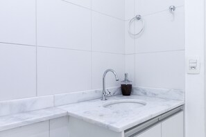 Shower, hair dryer, towels - AV0905 - Studio Avanhandava (São Paulo)
