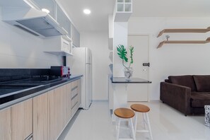 Fridge, microwave, oven, coffee/tea maker