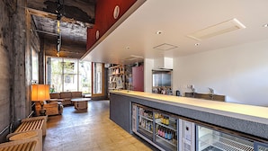 Eine moderne Küche mit Barbereich, Holzmöbeln und Blick ins Freie.