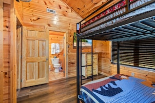 Family Cabin, Mountain View | 4 bedrooms, desk, free WiFi