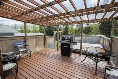 Spacious Mountain View Retreat