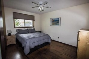 4 عدّة غرف نوم ومكتب وواي فاي مجانًا وملاءات أسرّة