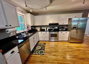 Fridge, microwave, oven, stovetop - Cozy, clean, spacious in town cottage (Clarkesville)