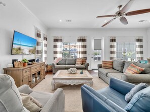 Ferienhaus, Mehrere Betten (Sundaze) | Wohnbereich | Fernseher