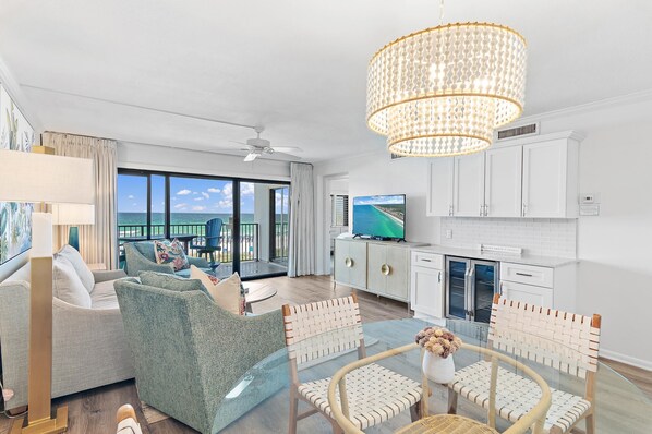 콘도, 침대(여러 개) (Emerald Towers 305) | 거실 공간 | TV