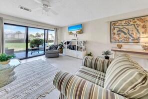 ハウス ベッド (複数台) (Portside P1) | リビング エリア | テレビ