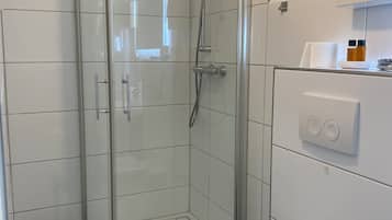 Umweltfreundliche Kosmetikartikel, Haartrockner, Handtücher, Shampoo