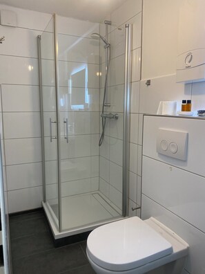 Miljövänliga toalettartiklar, hårtork, handdukar och schampo