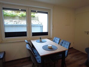 Dining - For 3 - box-spring beds, kitchen, internet, parking lot, stadium nearby (Dortmund)