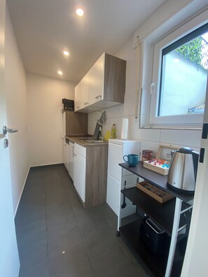 Kylskåp, mikrovågsugn, kaffe- och tebryggare och brödrost