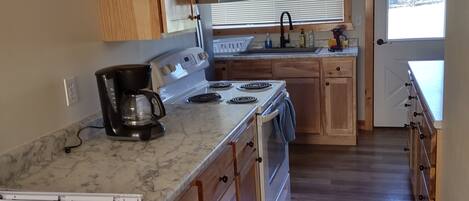 Jääkaappi, mikroaaltouuni, uuni, liesi