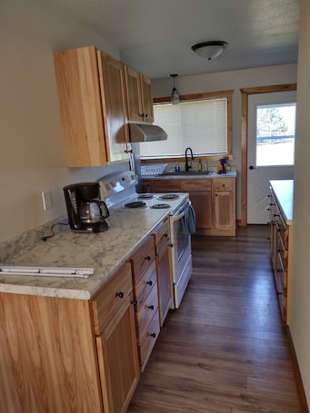 Fridge, microwave, oven, stovetop. Discover Hawkins charm in our 3-bedroom retreat near ATV & Snowmobile Trails.