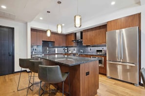 Fridge, microwave, oven, stovetop - The Lion Vail - W401 (Vail)