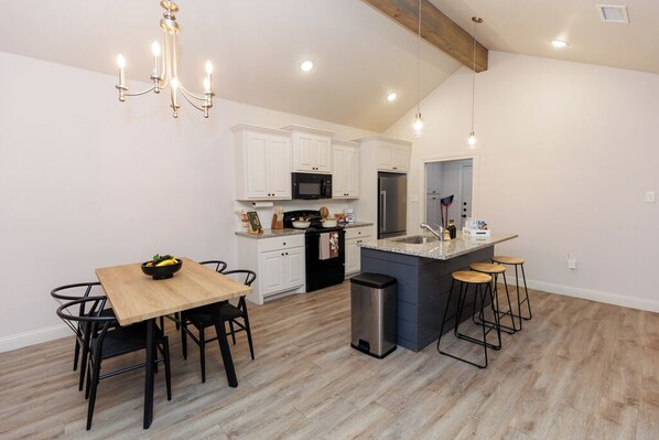 Geladeira, micro-ondas, fogão, cooktop