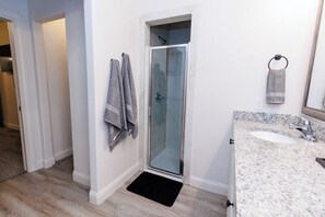 Dusche, Haartrockner, Handtücher, Seife