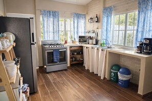 Fridge, microwave, oven, stovetop - El Hogar del Torogoz (Concepción de Ataco)