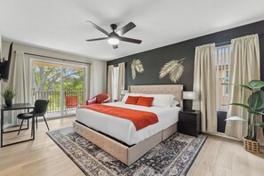 4 habitaciones, escritorio y tabla de planchar con plancha