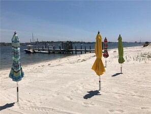 Plage, chaises longues, serviettes de plage
