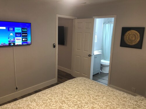 Updated downtown FTL apartment