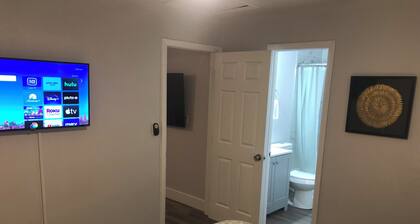 Updated downtown FTL apartment