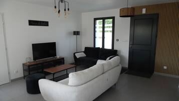 电视、桌上足球、乒乓球、书