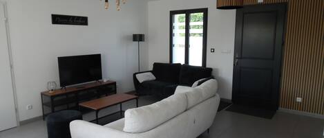 Fernseher, Tischfußball, Tischtennisplatte, Bücher