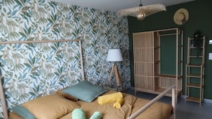 A room with a bed, a wardrobe, a lamp, and a hat on the wall. - La Villa « Jules Verne » à Saint Firmin - Le Crotoy, au Cœur de la Baie de Somme (Le Crotoy)