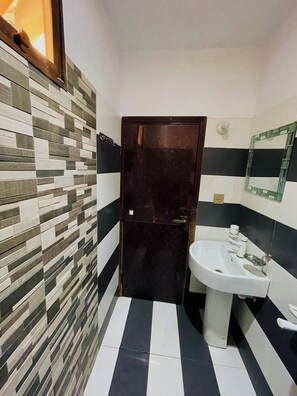 Dusche, Designer-Toilettenartikel, Hausschuhe, Handtücher
